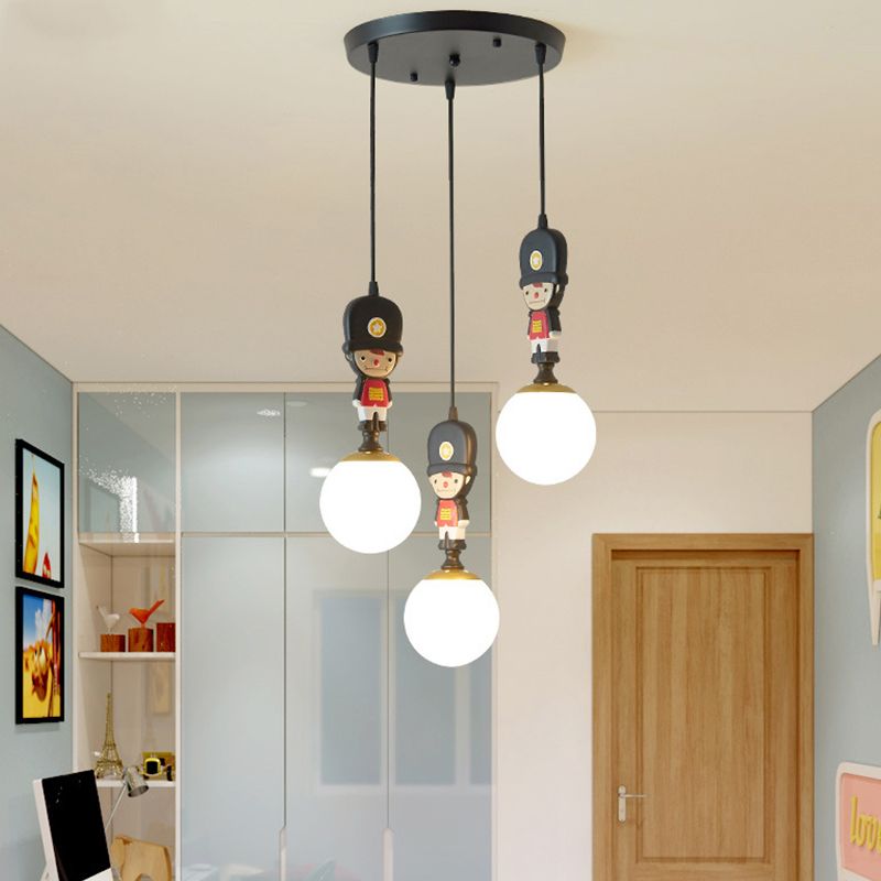 Globe Hanging Light Kit Cartoon Glas 3 Köpfe schwarzer Muti -Lichtanhänger mit Soldatendekoration