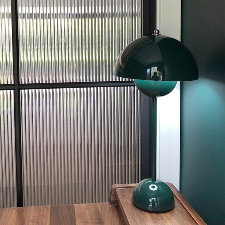 Lampada da tavolo moderna e minimalista a LED Lampada da tavolo Macaron emisfero in ferro battuto per camera da letto