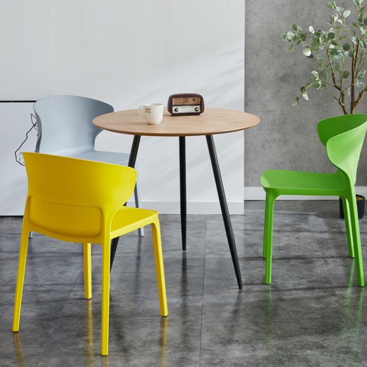 Chaise de salle à manger empilable en plastique à oreilles de fauteuil contemporain à la maison