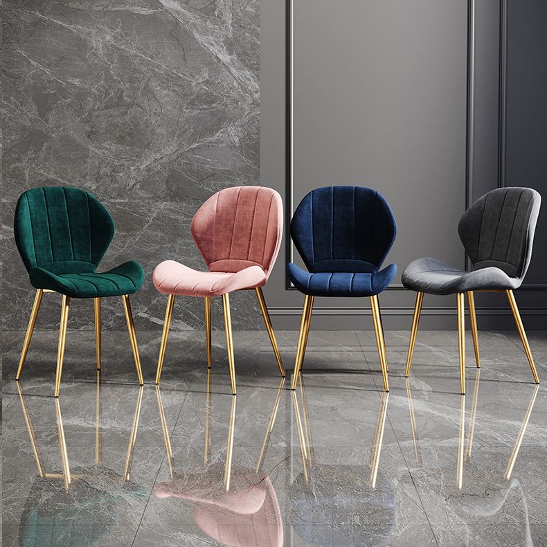 Silla lateral casera tapizada escandinava Wingback Silla de comedor con acabado mate
