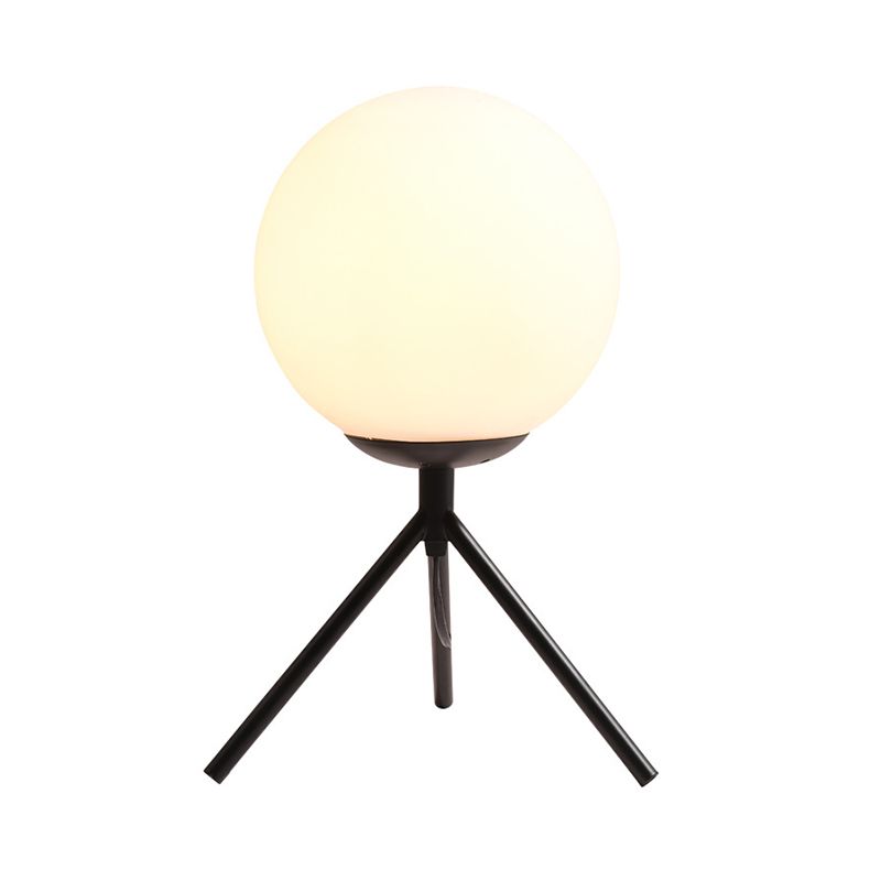 Distanza di sfera di vetro opale Lumo moderno 1 lampada da tavolo notturno in oro/nero con treppiede in metallo