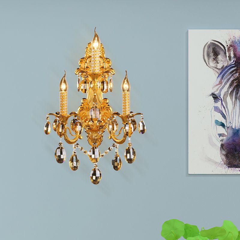 Éclairage de mur de bougie traditionnel 3 têtes d'éclairage d'écran en métal en or avec décoration de chute en cristal