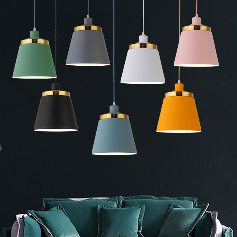 Plafonnier à pendentif conique de style moderne.