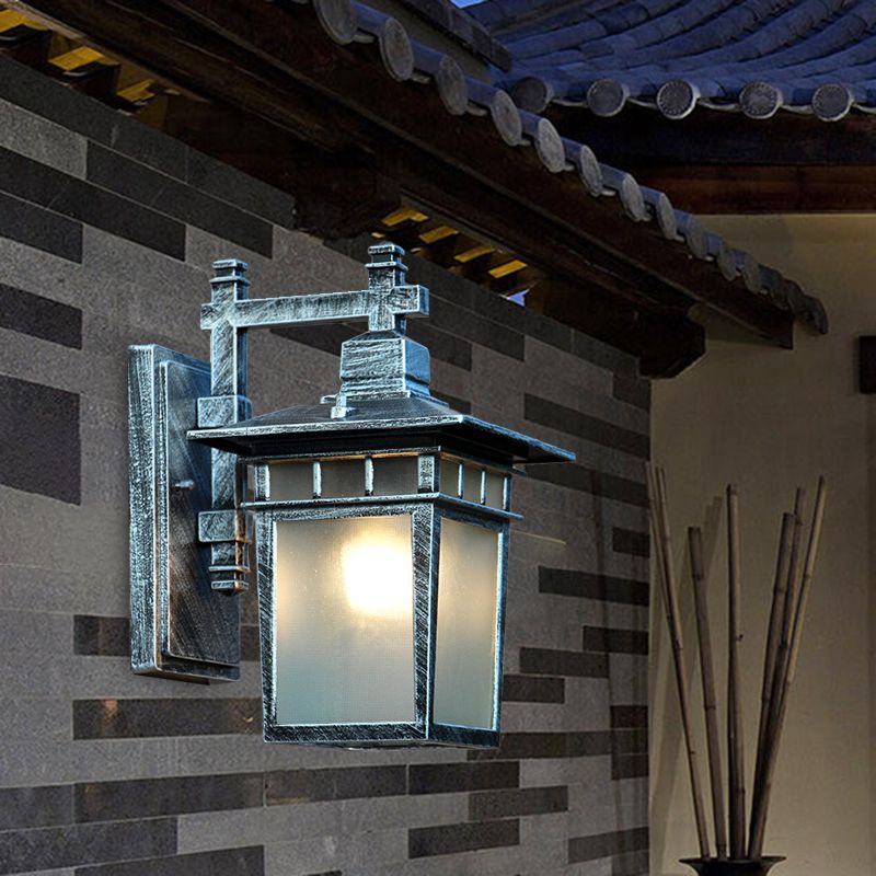 Lampada da parete rustica per montaggio a parete a 1 lampadina in alluminio argento invecchiato con paralume in vetro traslucido