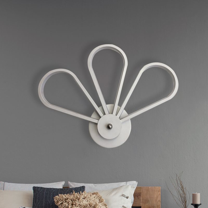 Clover Shaped Bedroom Wall Mount Lighting Acrylic LED Modernist Wall Sconce Lamp in White