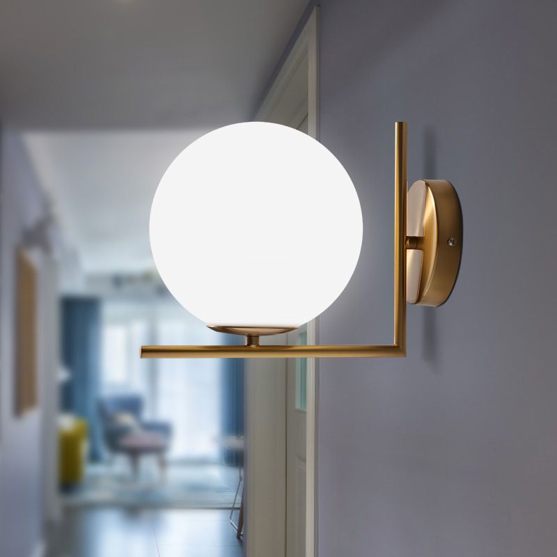 Gefrertete weiße Glaskugel Wandleuchte minimalistische 1 Kopf Goldwandlampe mit rechtswinkelarmem, warm/weißes Licht