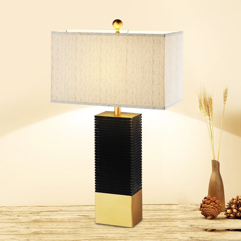 Finitura nera rettangolo scrivania modernismo modernismo 1-bulba lampada da tavolo metallica con tonalità in tessuto beige