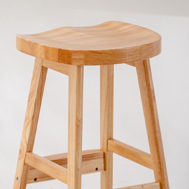 Zeitgenössische massive Holzbarhohocker Häuser mit Holzsitz und Fußstütze