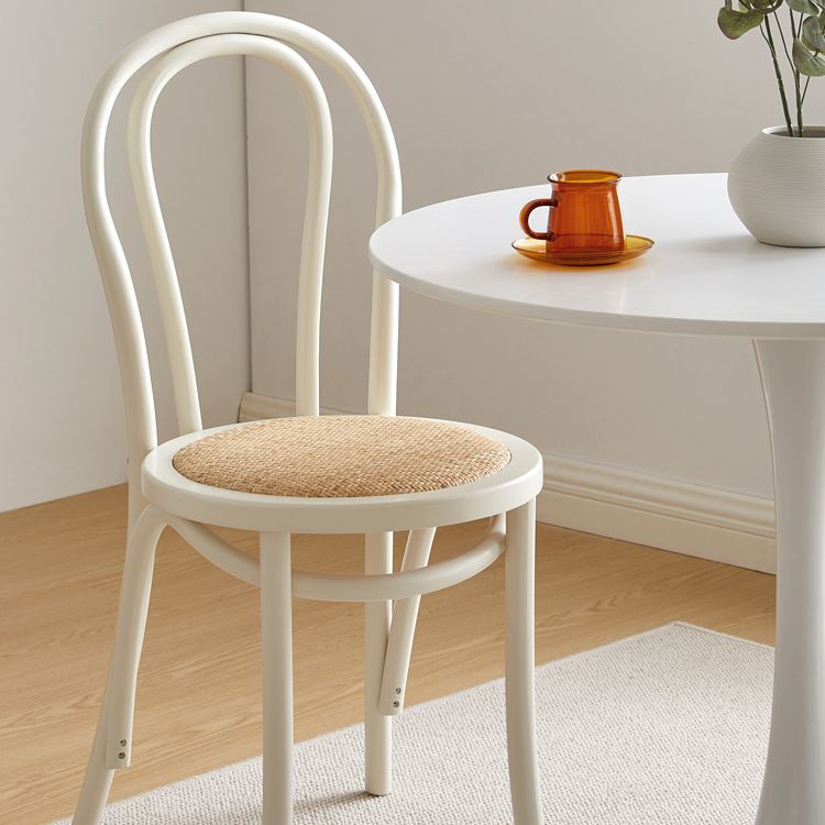 La salle à manger traditionnelle en bois massif préside les chaises latérales arrière mates de Windsor de finition