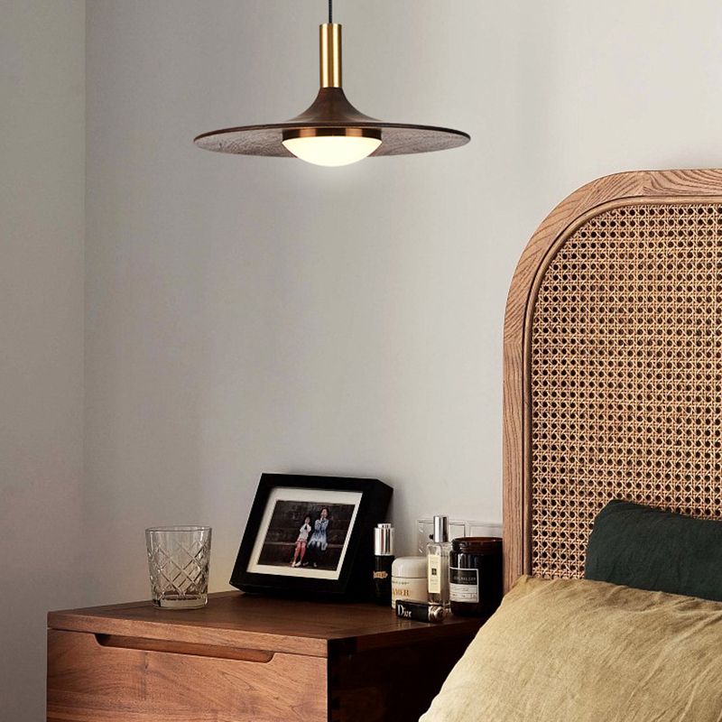 Le lampadario a sospensione a sospensione contemporanea con tonalità piatto in legno.