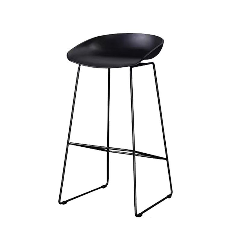 Taburetes de bar escandinavos de plástico y metal negro, taburetes de bar sin respaldo (juego de 4)