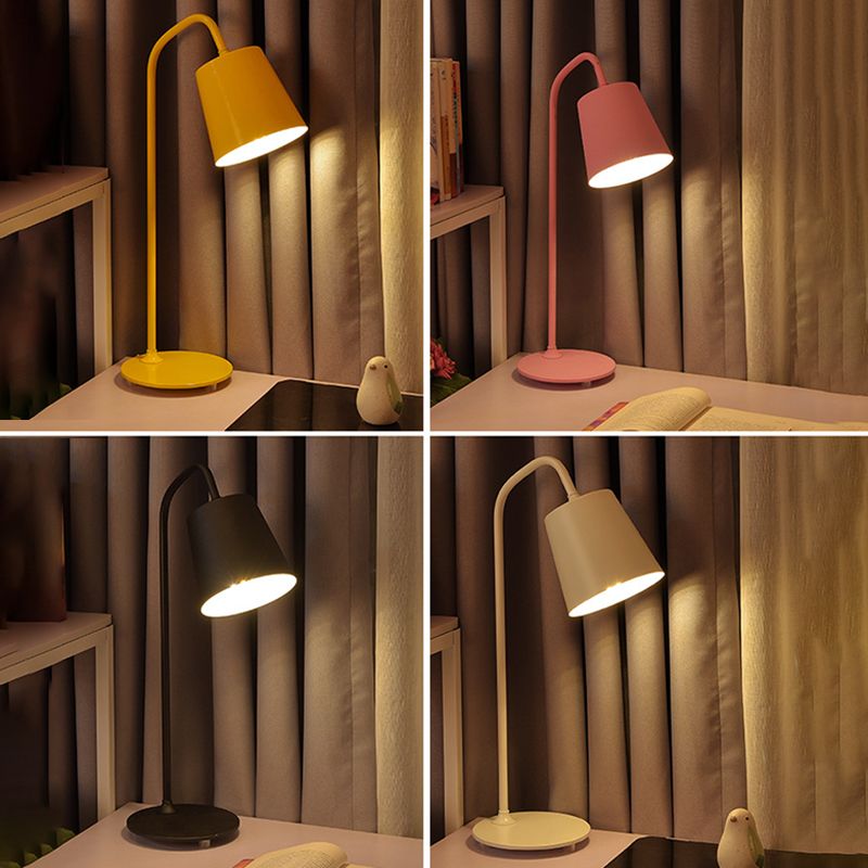 Lampe de table à coucher en vélo de col en métal 1 ampoule de style macaron Lumière de nuit avec une teinte effilée