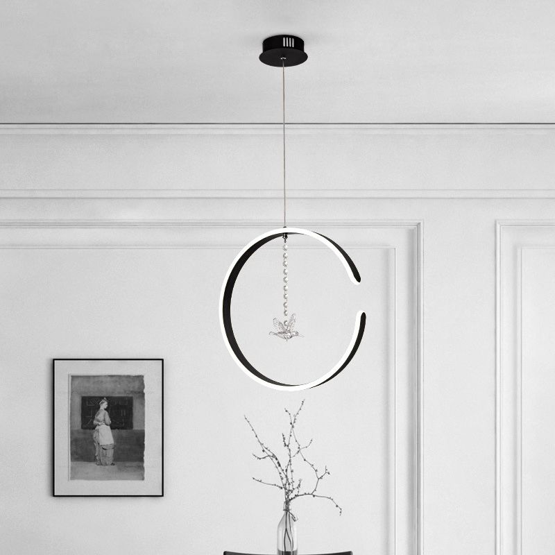 Praginage de lumière suspendu à anneau acrylique LED moderne noir avec gouttelettes en cristal d'oiseau en lumière blanche / chaude