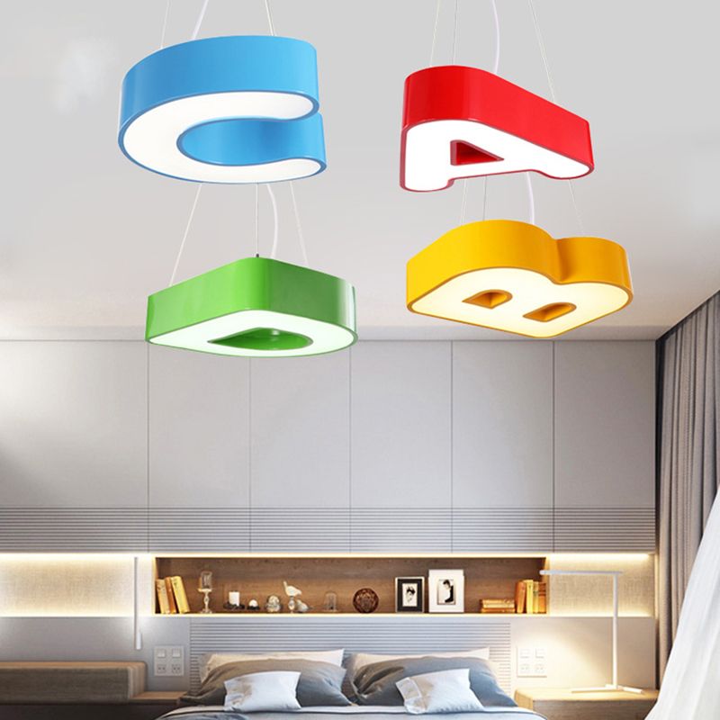 18 "/23,5" breites Alphabet Flush Mount Lighting Kinder Metall rot/blau/grün LED Deckenleuchte für Schlafzimmer