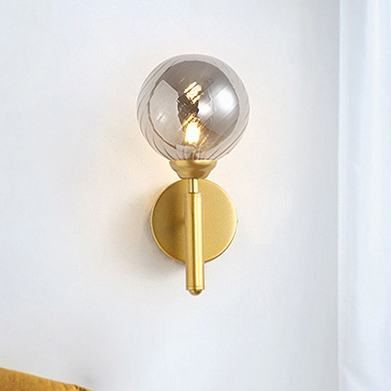 1 Lampenkugel Wandmontierte Leuchte Moderne Messing geräucherte strukturierte Glasbeleuchtung
