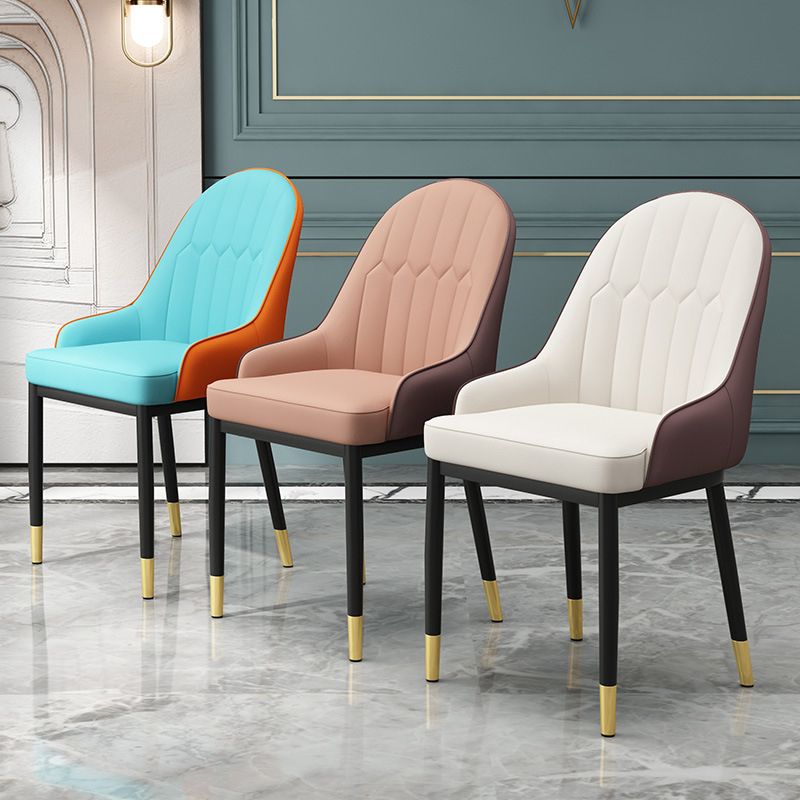 Chaise de bras de salle à manger moderne en cuir chaises arrière solides avec des jambes en métal