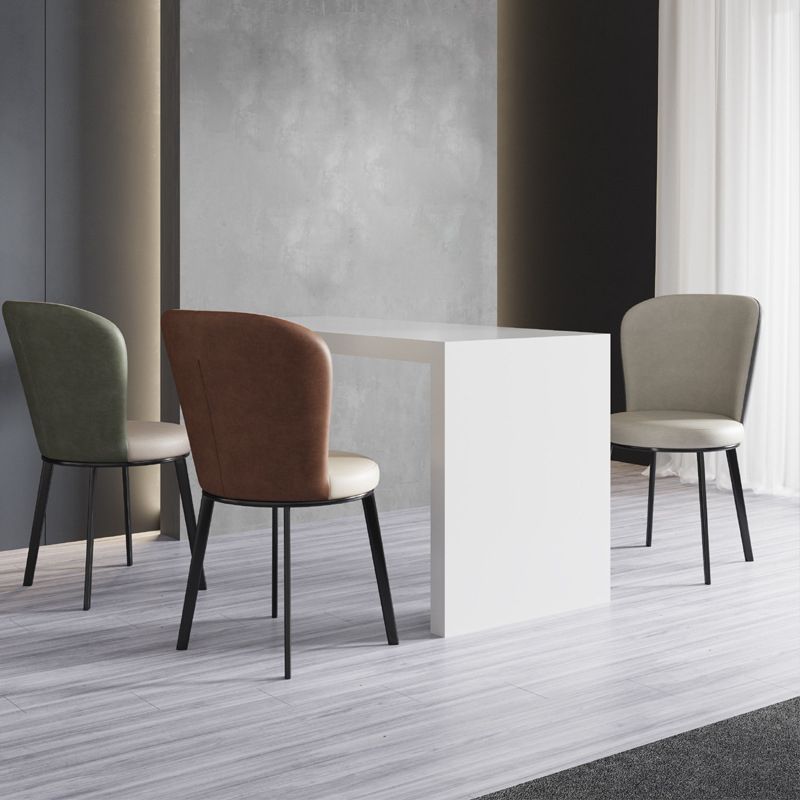 El lado contemporáneo del comedor preside la silla curvada de cuero mate de Parsons