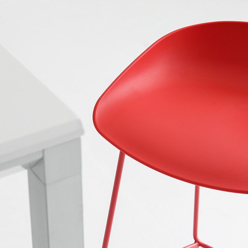 Moderner Barhocker mit Schlittenbeinen, PP-Schalensitz-Barhocker für Thekenbar