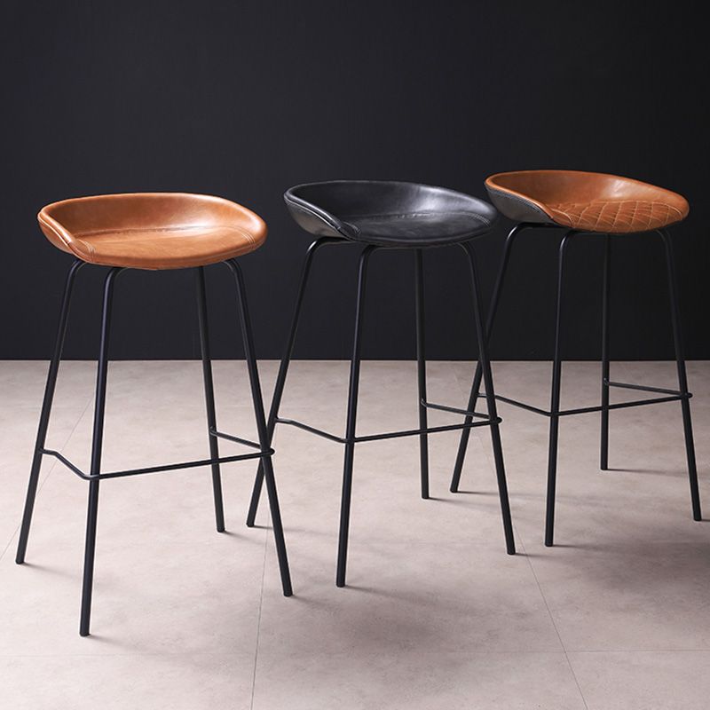 Barhocker aus Metall im Vintage-Stil mit niedriger Rückenlehne und Riemenpedal, 30-Zoll-Barhocker