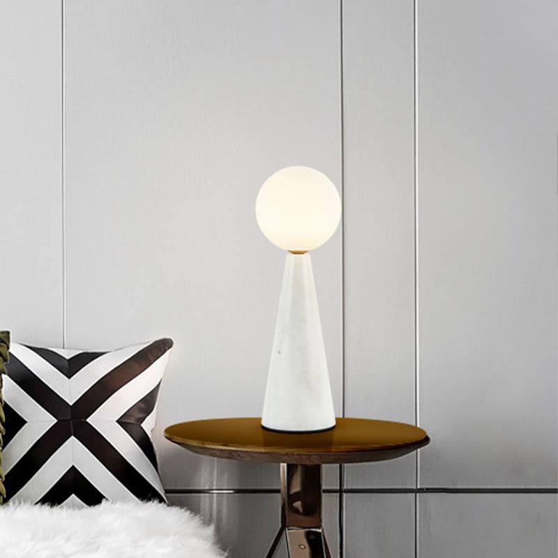 Lampada da tavolo moderna a 1 lampadina con sfera in vetro di latte con base affusolata in marmo bianco/nero