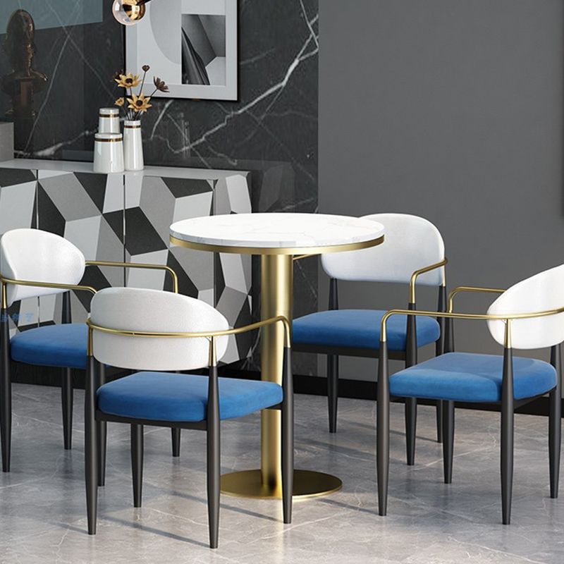 Silla de comedor tapizada estilo diseñador con respaldo abierto y acabado mate