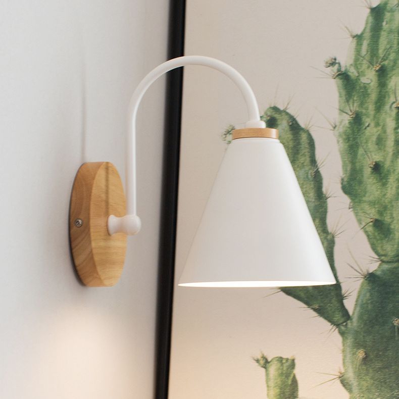 Lámpara de pared única de hierro forjado en moderna luz de pared de domo de madera de estilo conciso para espacios interiores