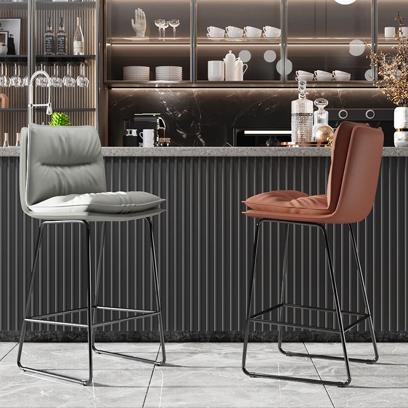 Moderne Rückenlehne Armless Counterhocker Steel Café Barhocker mit Lederkissen
