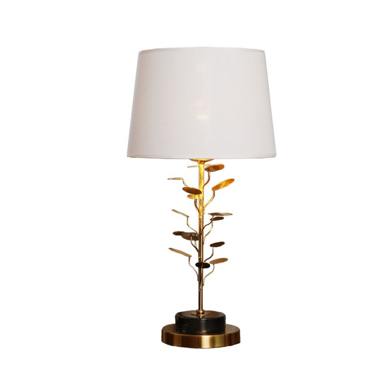 Lampada da tavolo conica moderna in tessuto 1 lampadina da lettura per libri in bianco con albero in metallo dorato