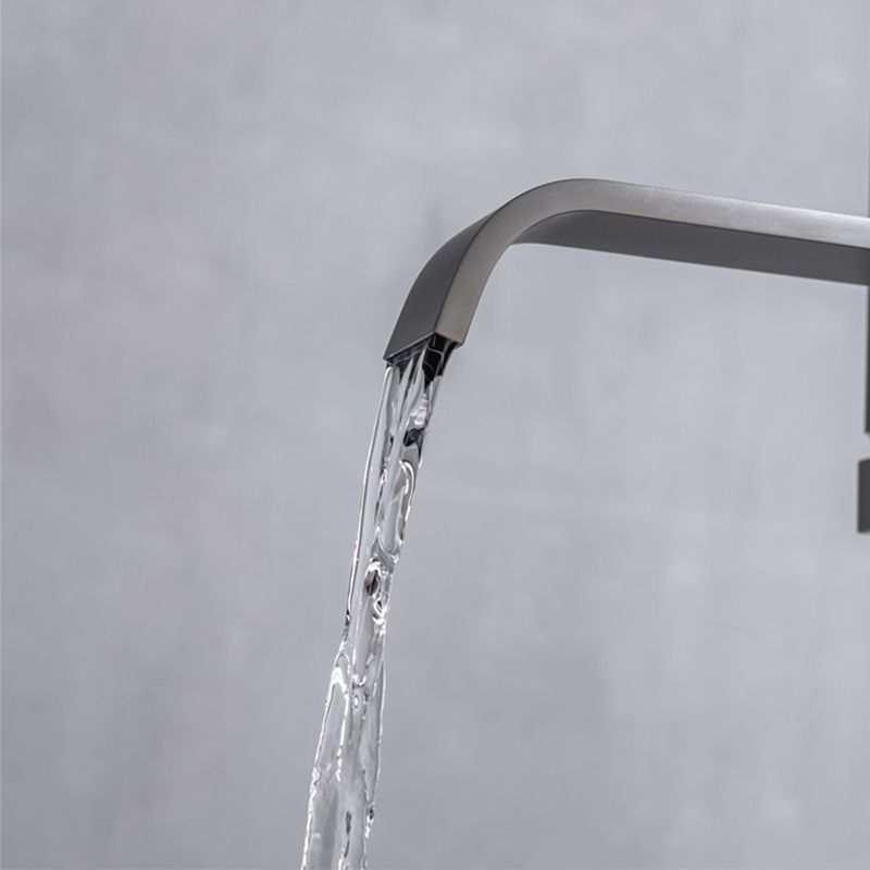 Floor Mounted Metal Freestanding Tub Filler Swivel Freestanding Faucet with Spray Gun