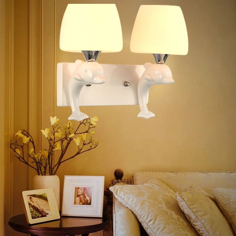 Taps toelopende vorm opaal glazen wandlamp eigentijds 2 bollen witte wandverlichting met dolfijnen met dolfijndecoratie