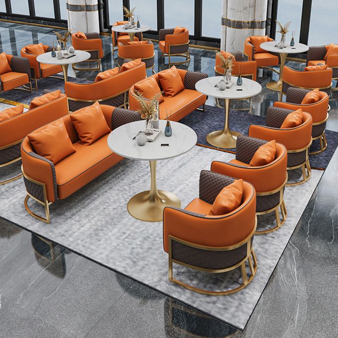 Traditionele eettafel in luxe stijl, witte ronde tafel van gesinterd steen