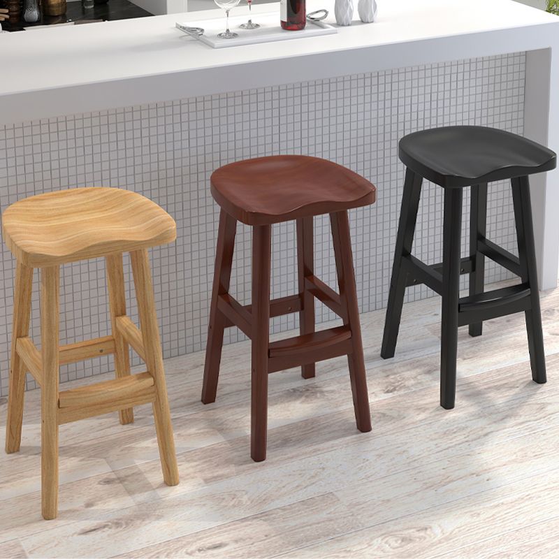 Moderner Barhocker aus Massivholz mit Sattelsitz, rückenfreier Innenhocker mit Holzbeinen