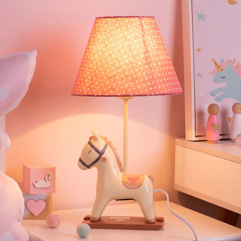 Lampada da comodino per bambini in stile cavallo in resina, lampada da tavolo per camera da letto a lampadina singola con paralume in tessuto affusolato