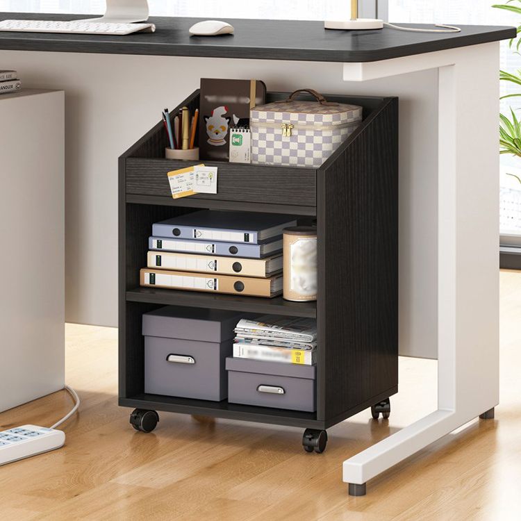 Libreria in stile scandinavo aperto per la sala di studio degli uffici per la casa