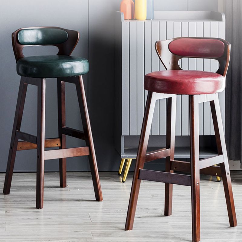 Sgabelli da bar rotondi di sgabelli rotondi marroni in legno scandinavo con poggiapiedi