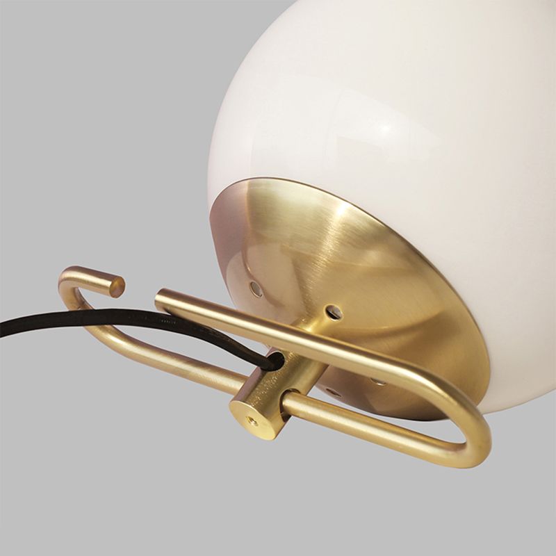 Lampe de table Orbit en verre laiteux, applique murale contemporaine blanche à 1 tête avec base en métal pour chevet