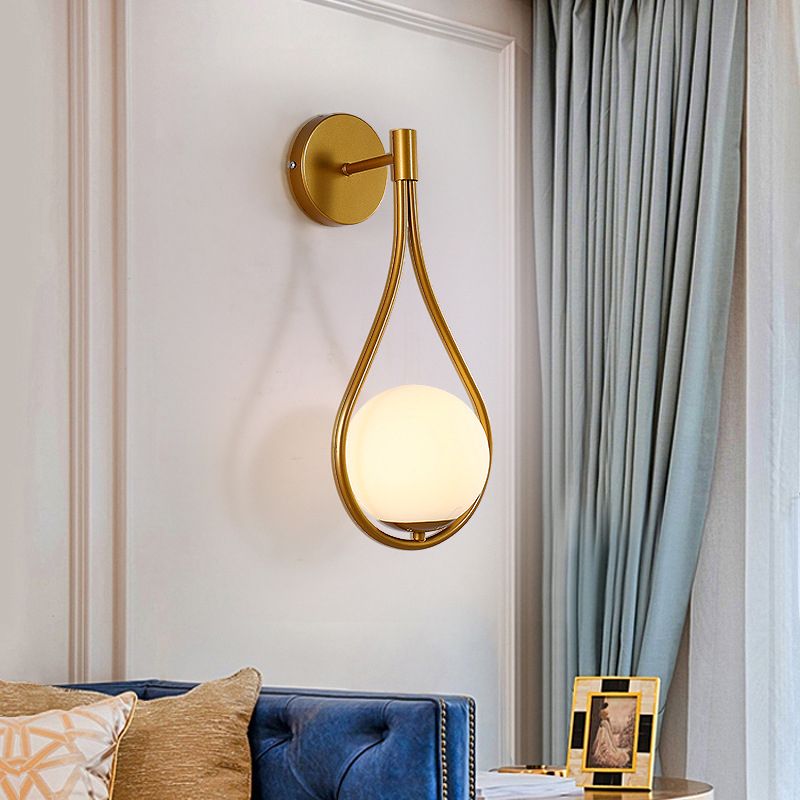 Luz de pared colgante de hierro forjado en una moderna lámpara de pared de vidrio de globo creativo para el dormitorio
