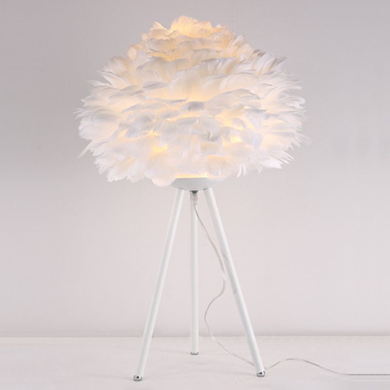 Lampada da comodino Bloom Lampada da tavolo singola bianca/rosa con piuma nordica con treppiede bianco/oro per camera da letto