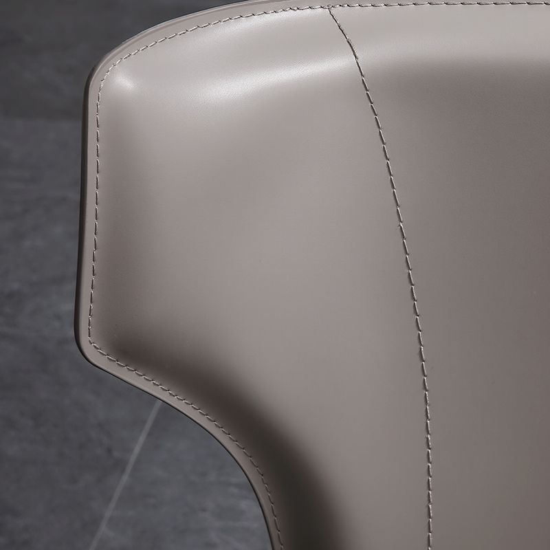 Silla lateral de cuero estilo diseñador para el hogar, silla de comedor con respaldo de orejas y acabado mate (juego de 2)