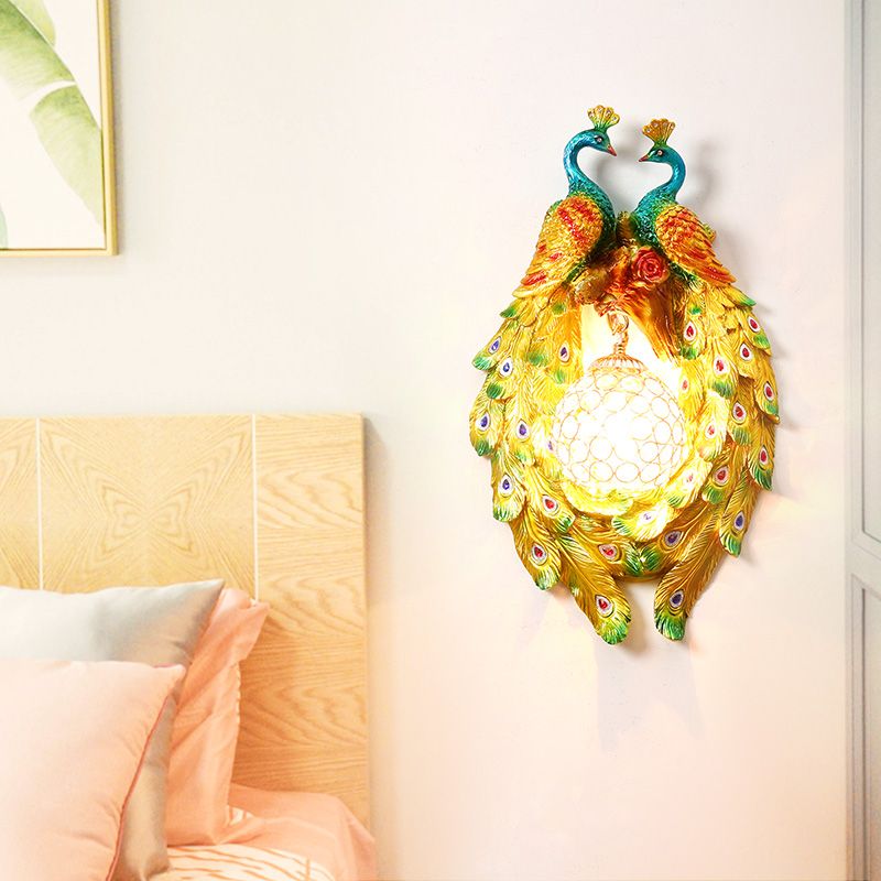 Application murale de paon jaune 1 lampe murale de résine de style country clair avec une nuance de cristal dôme pour la chambre