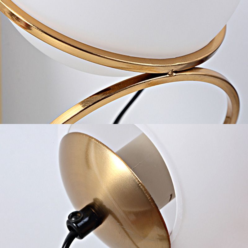 Lampe de nuit à anneau doré minimaliste à 1 lumière table métallique légère avec une teinte en verre de lait à balle