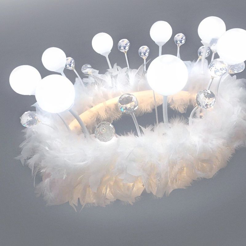 Luz colgante de LED de plumas blancas en una lámpara de aluminio de estilo de lujo moderno con decoración de cristales