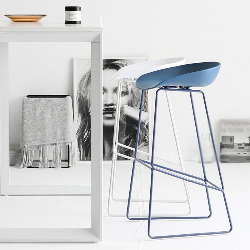 Moderner Barhocker mit Schlittenbeinen, PP-Schalensitz-Barhocker für Thekenbar