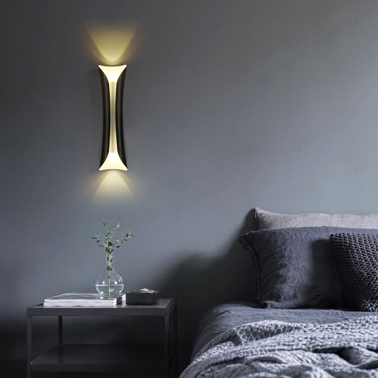 Lampada montata a parete curva Postmoderna semplicità lampada da monte in metallo per soggiorno