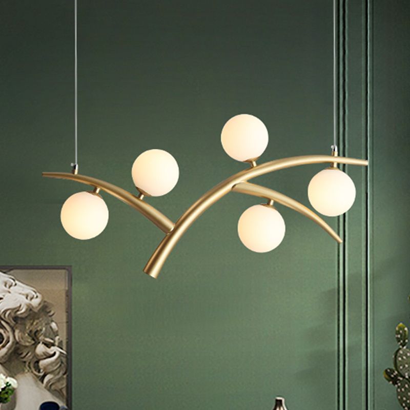 Vertakking ijzer kroonluchter eigentijdse 5 lichten gouden hanglamp lampje met orb witte glazen schaduw