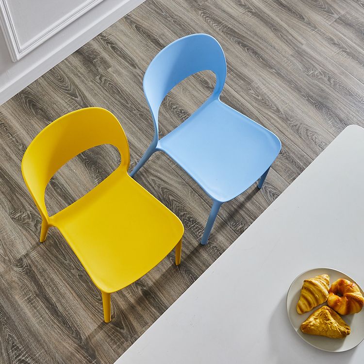 Silla lateral de plástico contemporánea, silla lateral de comedor sin brazos con espalda abierta apilable para el hogar