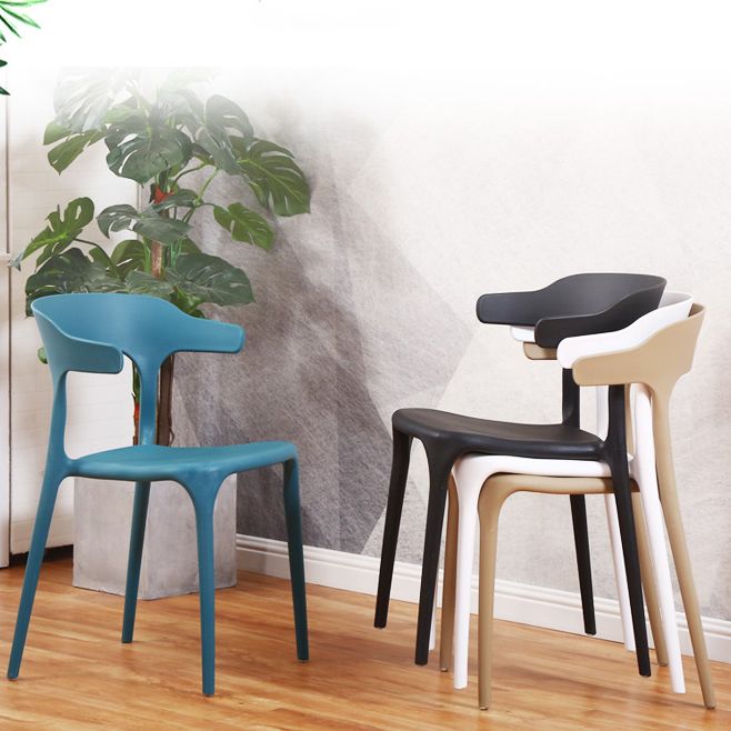 Silla de plástico moderna para interiores y exteriores, silla lateral de comedor apilable con respaldo abierto para el hogar con brazo