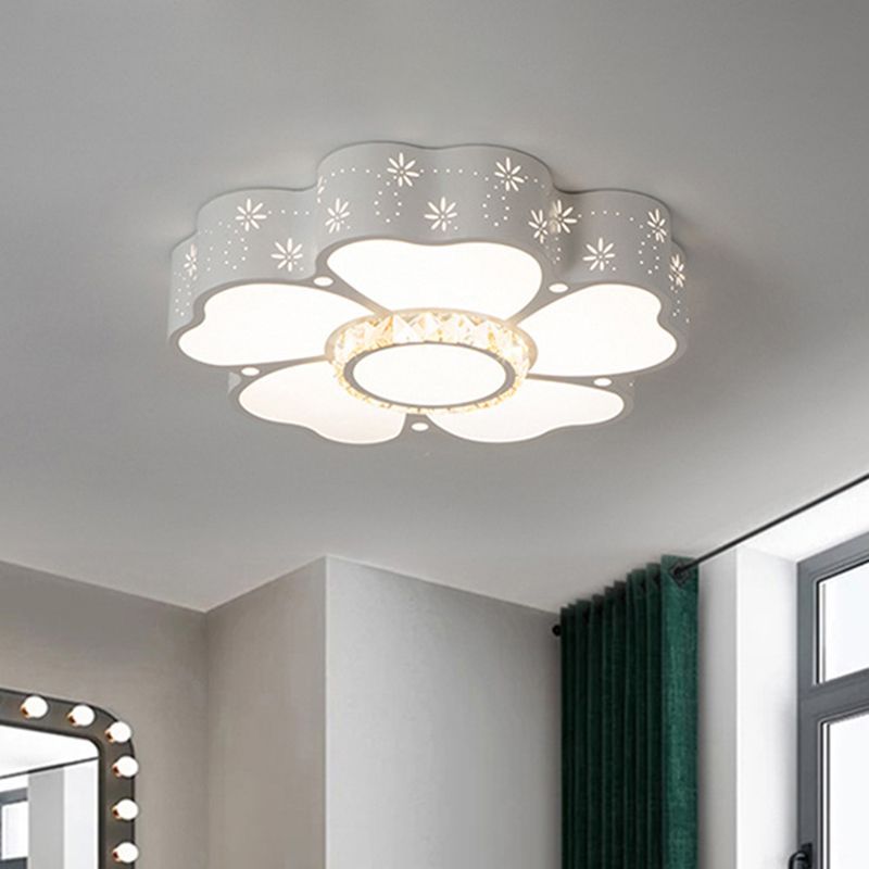 Flower Flush Mount Light Modernist Iron LED White Close to Ceiling Lamp in Warm/White Light for Living Room