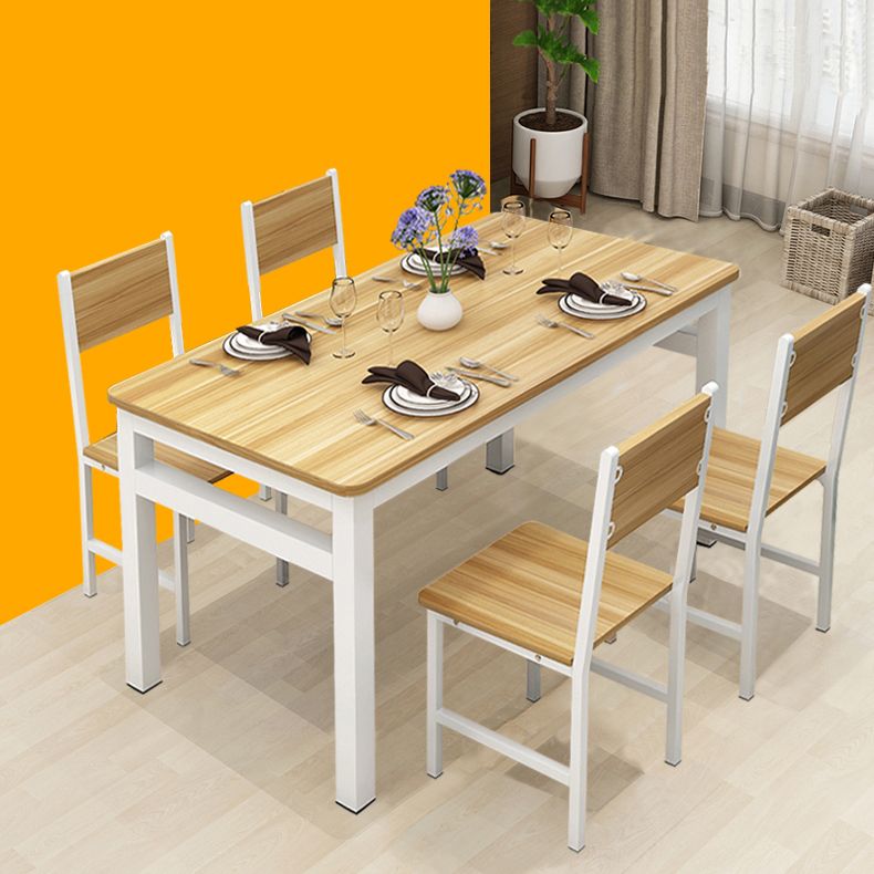 Table de style moderne avec table de hauteur standard de forme rectangulaire et base de 4 jambes