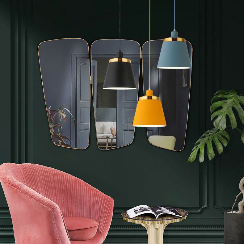 Plafonnier à pendentif conique de style moderne.